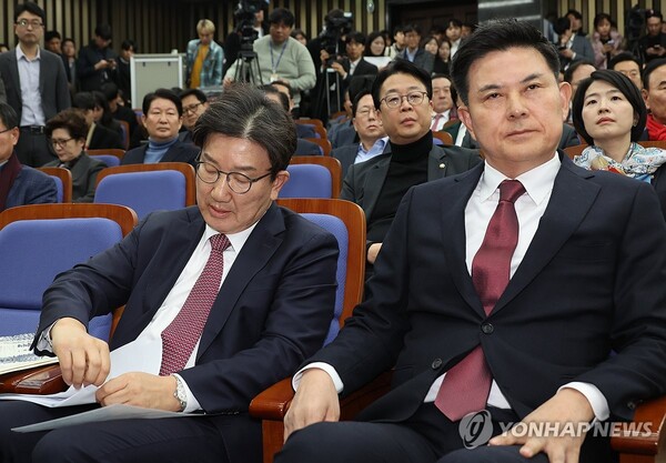 12일 오전 국회에서 국민의힘 원내대표 선출을 위한 의원총회에서 후보인 권성동 의원(왼쪽)과 김태호 의원이 굳은 얼굴로 앉아 있다. /연합뉴스