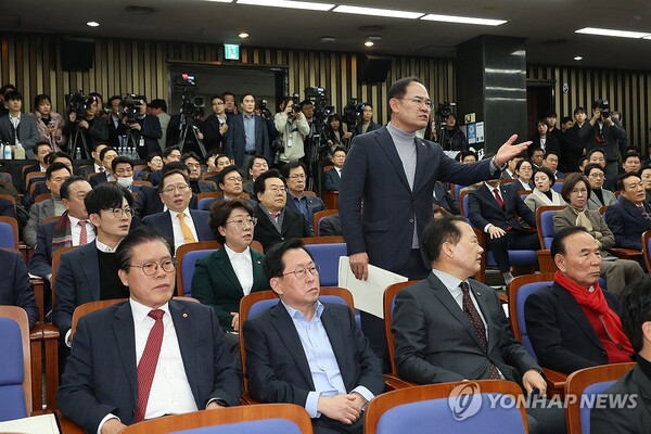 12일 오전 국회에서 열린 국민의힘 의원총회에서 의원들이 한동훈 대표에게 항의하고 있다. /연합뉴스
