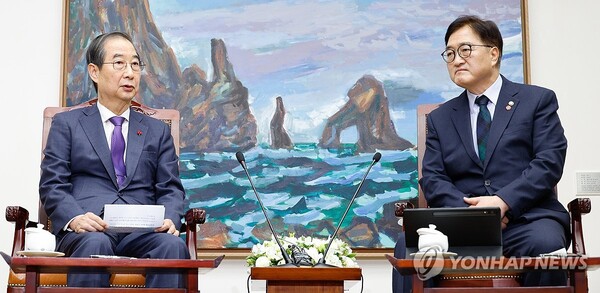 우원식 국회의장(오른쪽)과 한덕수 대통령 권한대행 국무총리가 15일 오후 국회에서 만나 대화하고 있다. /연합뉴스