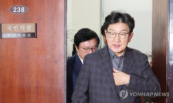 국민의힘 권성동 원내대표가 15일 오후 국회에서 백브리핑을 통해 입장을 밝히기 위해 원내대표실을 나오고 있다. /연합뉴스