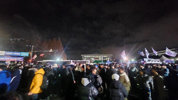 윤석열 대통령이 불법 비상계엄을 선포한 직후인 지난 4일 새벽 국회 정문 앞 도로에 모인 시민들이 한목소리로 윤석열 체포를 외치고 있다. /정영현 금속노조 경남지부 문체복지법규국장