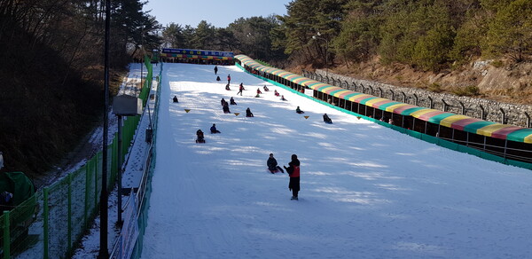 거창수승대 눈썰매장이 이달 24일 개장한다. 눈썰매장은 내년 2월 9일까지 운영된다. /거창군