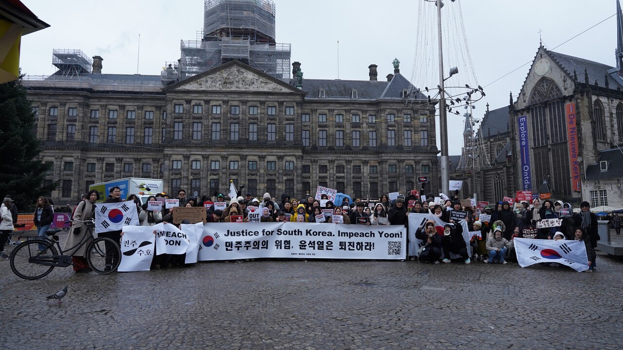 지난 14일 네덜란드 암스테르담 담광장에서 열린 윤석열 대통령 탄핵 촉구 집회에서 참가자들이 구호를 외치고 있다. /윤석열 탄핵을 위한 네덜란드 교민과 학생 네트워크
