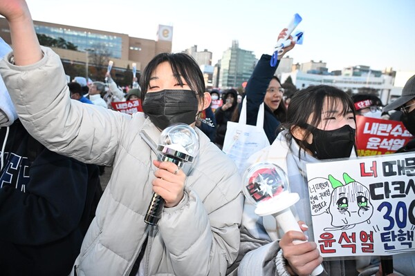 지난 14일 창원시 성산구 창원광장에 1020세대 여성들이 윤석열 퇴진집회에 참가하고 있다. /김구연 기자 