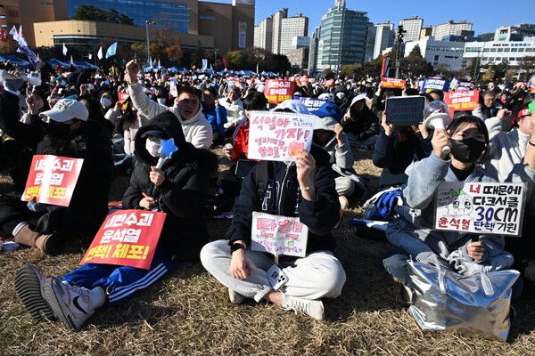 윤석열 퇴진 집회에 참가한 1020세대 여성들은 응원봉을 들고 나왔다. /김구연 기자 
