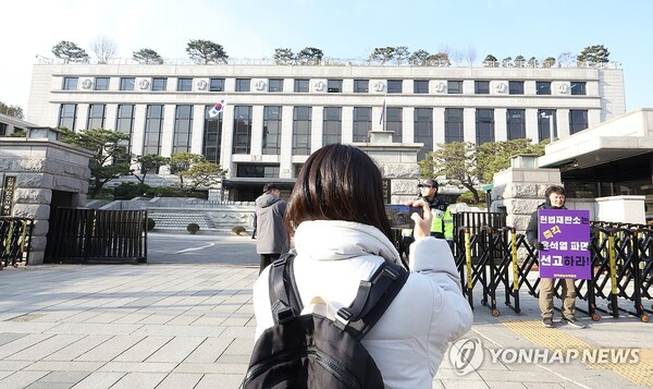 윤석열 대통령의 탄핵심판 사건을 맡은 헌법재판소가 사안의 중대성을 고려해 이 사건을 최우선으로 심리한다. 사진은 16일 오전 서울 종로구 헌법재판소의 모습. /연합뉴스