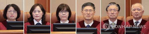 윤석열 대통령 탄핵소추안이 14일 국회에서 가결되면서 헌법재판소가 현재 '6인 체제'에서 탄핵심판 결론을 내릴 수 있을지, 조기에 '9인 체제'로 복귀할지 관심이 쏠린다. 사진은 지난 10일 헌법재판소 대심판정에서 열린 공개변론에 참석한 헌재재판관들. 왼쪽부터 김복형, 정정미, 이미선 재판관, 문형배 헌법재판소장 권한대행, 김형두, 정형식 재판관. /연합뉴스