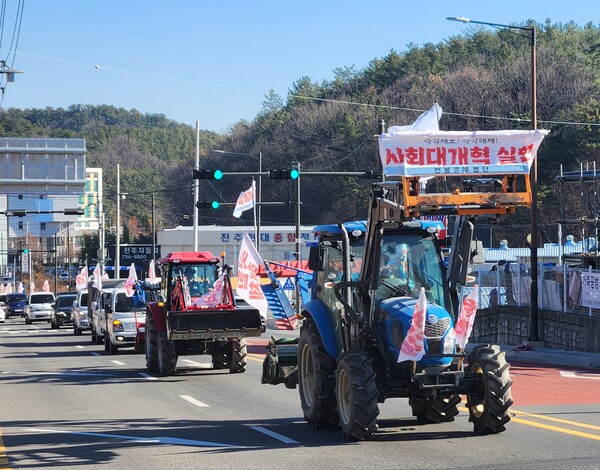 농민들은 트랙터 2대와 차량 등 50여 대를 타고 진주 시내를 행진한 뒤 산청군으로 향했다. /허귀용