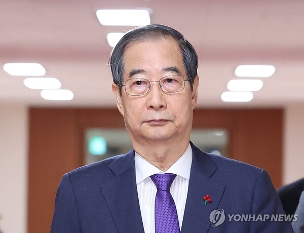 한덕수 대통령 권한대행 국무총리가 17일 서울 종로구 정부서울청사에서 열린 국무회의에 참석하고 있다. /연합뉴스