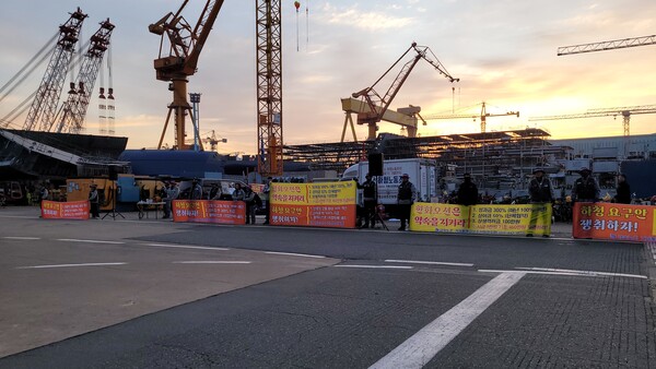 거제통영고성 조선하청지회 출근 시간 활동 모습. /박보근