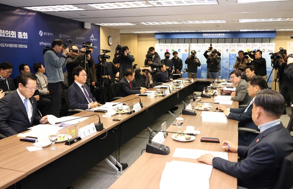 대한민국시도지사협의회는 17일 협의회 대회의실에서 60차 대한민국시도지사협의회 총회를 했다.  /경남도