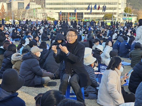 내란 피의자 윤석열 대통령 탄핵소추안 국회 표결이 진행된 지난 14일 오후 창원광장에서 한 수화 통역사가 농아인 앞에 앉아 통역하고 있다. 이날 광장에는 창원지역 농아인 11명이 찾았다. /최석환 기자