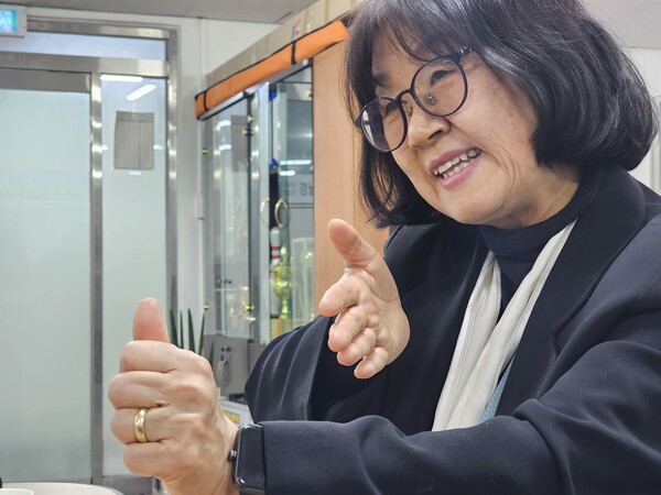 배미정 경남농아인협회 창원시창원지회 지회장이 16일 창원시 성산구 중앙동 농아인협회 창원지회 사무실에서 인터뷰하고 있다. /최석환 기자