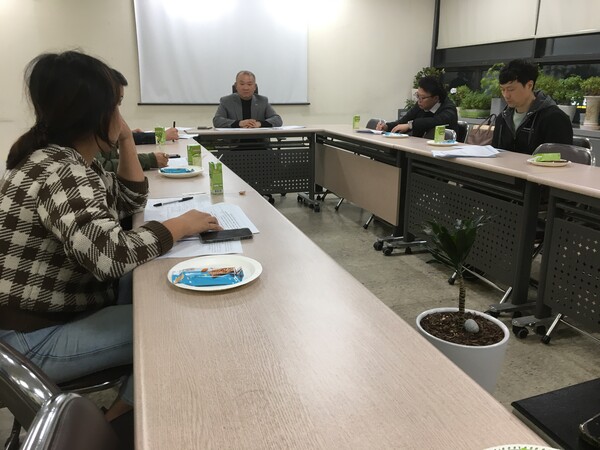 경남도민일보 제23기 지면평가위원회가 2일 본사 5층 회의실에서 회의를 하고 있다. / 민병욱 기자