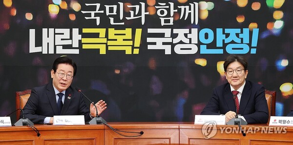 더불어민주당 이재명 대표(왼쪽)가 18일 오후 국회에서 예방한 국민의힘 권성동 원내대표와 인사한 뒤 발언하고 있다. /연합뉴스