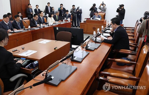 18일 오전 국회에서 더불어민주당 등 야당 주도로 헌법재판관 인사청문특별위원회가 교체된 박지원 위원장의 주재로 열리고 있다. /연합뉴스