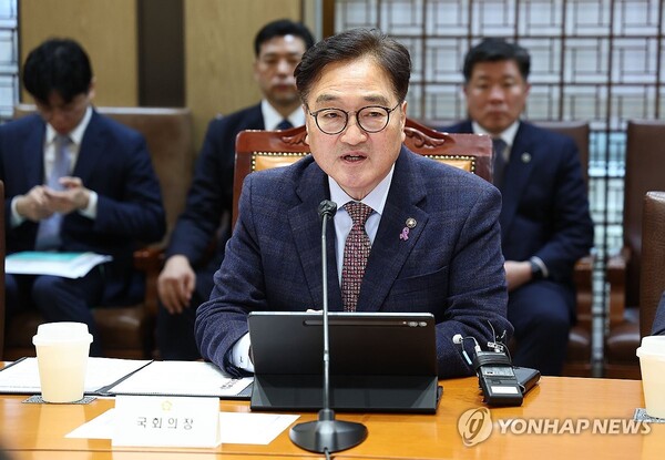 우원식 국회의장이 16일 국회에서 '위헌적 비상계엄 선포를 통한 내란 행위의 진상규명을 위한 특별검사' 후보 추천위원 위촉식에서 위원들에게 위촉장을 전달한 뒤 발언하고 있다. /연합뉴스