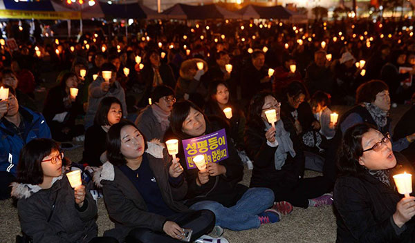 2017년 3월 4일 오후 창원시청광장에서 3.8 여성의날 행사와 제18차 경남시국대회가 열렸다. 이날 시국대회에 참가한 시민들이 박근혜 퇴진을 촉구하는 구호를 외치고 있다. /경남도민일보DB