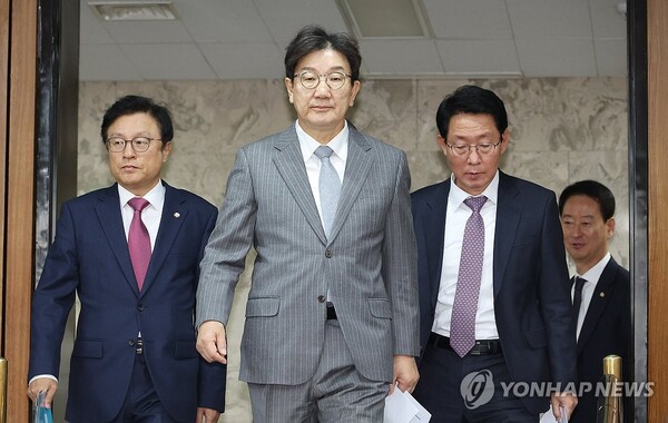 국민의힘 권성동 당 대표 권한대행 겸 원내대표가 19일 오전 국회에서 열린 원내대책회의에 입장하고 있다. /연합뉴스