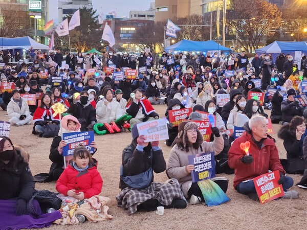 창원시민대회에 참석한 시민들이 21일 오후 창원시청광장에서 "윤석열 탄핵"을 외치고 있다. /박신 기자