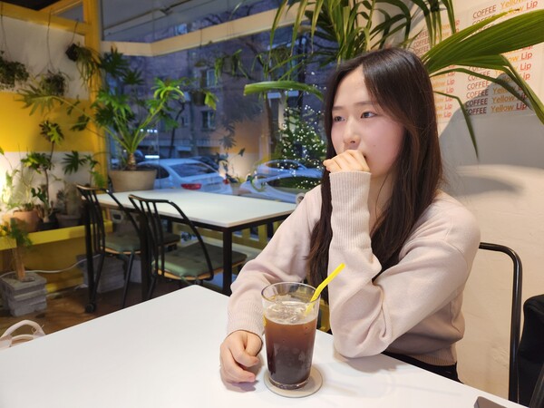 안윤서 학생이 지난 20일 창원시 진해구 한 카페에서 이야기하고 있다. /박신 기자