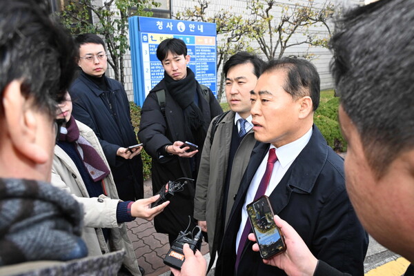 정치자금법 위반 등의 혐의로 구속기소된 명태균 씨가 23일 창원지방법원에서 보석 청구에 대한 심문을 받았다. 명태균 법률대리인 남상권 변호사가 창원지방법원 앞에서 기자들 질문에 답하고 있다. /김구연 기자