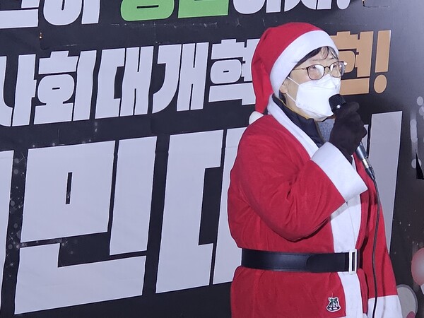 창원 진해구에 사는 김영선 씨가 24일 오후 창원광장에서 산타 복장으로 발언하고 있다. /최석환 기자