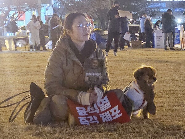 창원시 성산구 중앙동 창원광장을 찾은 한 시민이 강아지와 함께 나란히 앉아있다. /최석환 기자