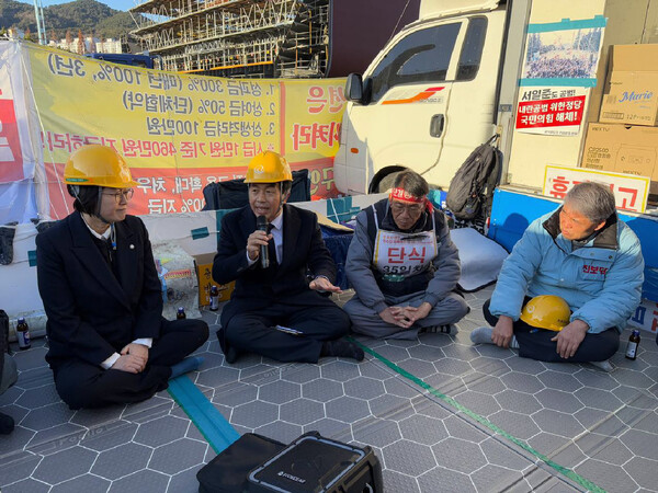 진보당 윤종오(울산 북구)·정혜경(비례) 의원이 24일 한화오션 내 노숙·단식 농성 중인 금속노조 거제통영고성조선하청지회 강인석 부지회장 등을 만나 이야기하고 있다. /진보당