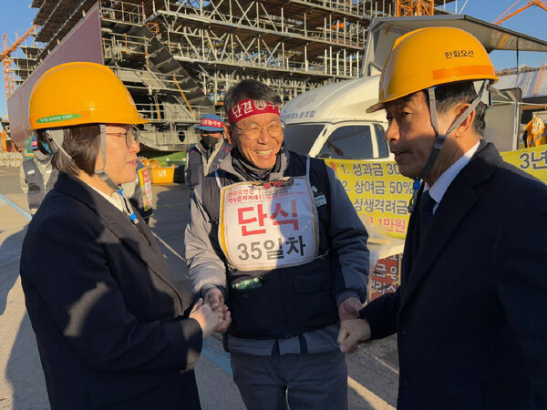 진보당 윤종오(울산 북구)·정혜경(비례) 의원이 24일 거제 한화오션을 방문해 노숙·단식 농성 중인 금속노조 거제통영고성조선하청지회 강인석 부지회장 등을 만나 농성 상황에 대해 듣고 있다. /진보당 