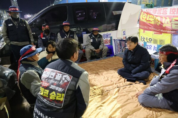 더불어민주당 이용우(인천 서구을) 국회의원이 24일 한화오션 내 금속노조 거통고조선하청지회 농성장을 찾아 1박2일 노숙농성에 함께했다. /이용우 의원실