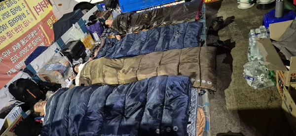 더불어민주당 이용우(인천 서구을) 국회의원이 24일 한화오션 내 금속노조 거통고조선하청지회 농성장을 찾아 1박2일 노숙농성에 함께했다. /이용우 의원실