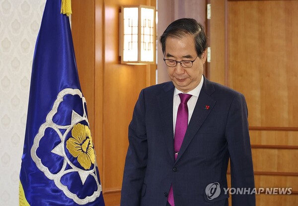 한덕수 대통령 권한대행 국무총리가 18일 정부서울청사에서 열린 크리스마스 씰 증정식에 참석하고 있다. /연합뉴스