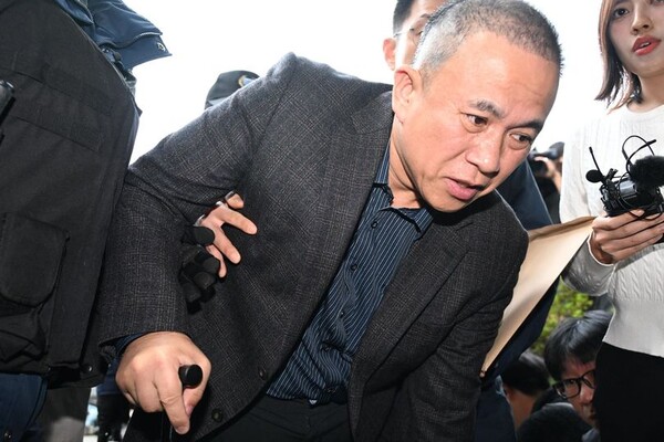 명태균 씨가 창원지검에 출석해 조사받으러 가는 모습. /경남도민일보DB