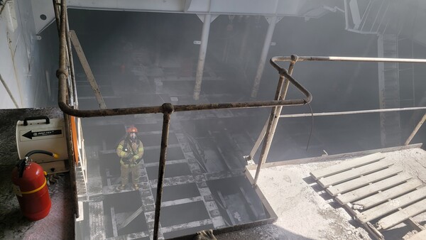 지난달 27일 거제시 사등면 한 수리 조선소에서 발생한 폭발 사고.로 작업자 3명이 사망했다. 사진은 폭발 선박 내부. /경남소방본부