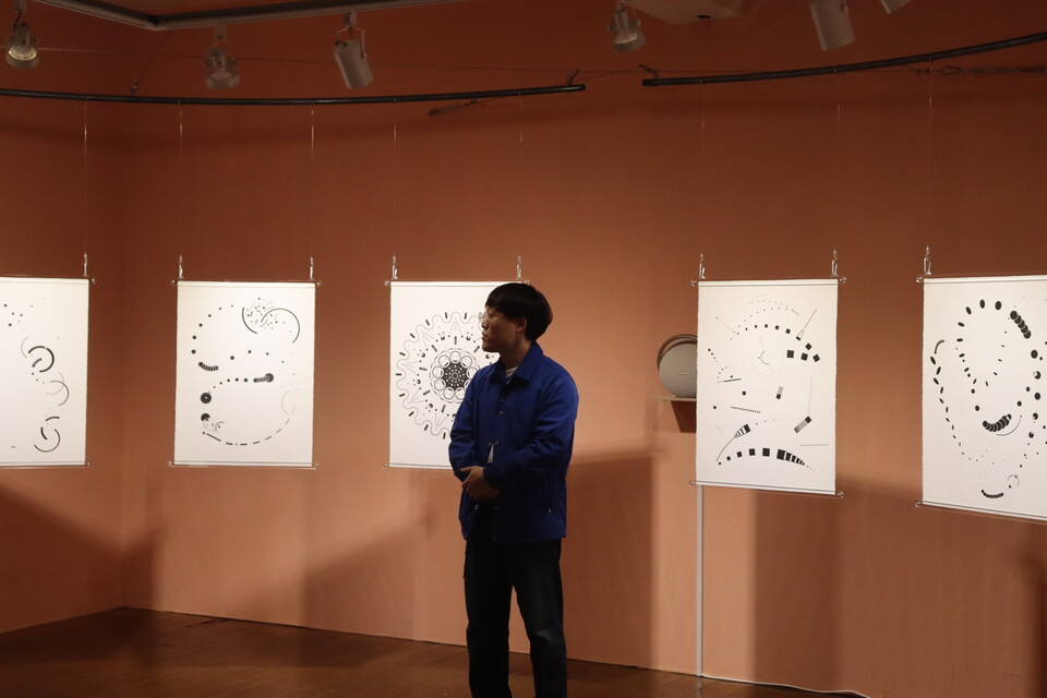 10월 30일 마산현대미술관에서 레지던시 결과 보고전에서 방상환 작가 모습. /주성희 기자