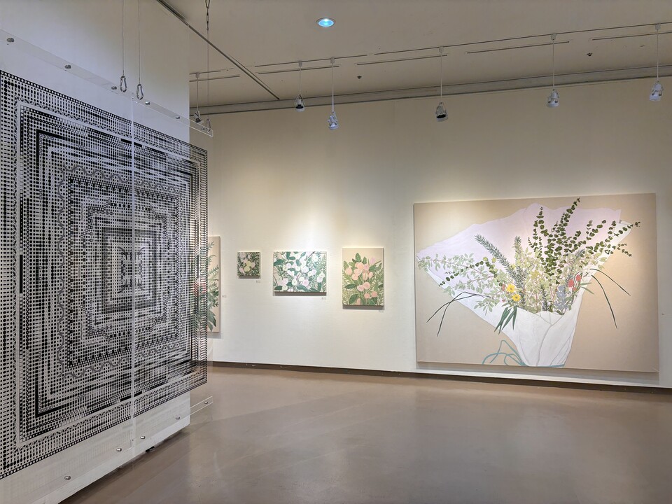 5월 1일에 창원 성산아트홀에서 열린 〈단초전〉, 왼쪽에 걸린 그림이 방상환 작가의 작품이다. /주성희 기자