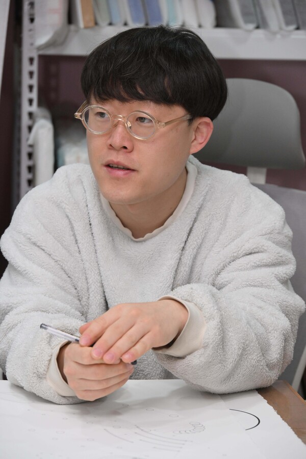 작업실에서 자신의 작품에 관해 설명하는 방상환 작가. /김구연 기자 