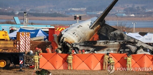 29일 전남 무안군 무안국제공항에서 발생한 제주항공 여객기 충돌 폭발 사고 현장에서 소방구급대원이 사고 여객기를 수색하고 있다. /연합뉴스