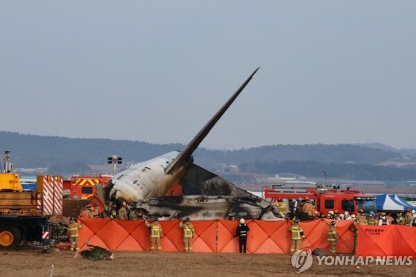 29일 오후 전남 무안군 무안국제공항에서 발생한 제주항공 여객기 폭발 사고 현장에서 소방대원들이 가림막을 설치하고 있다. /연합뉴스