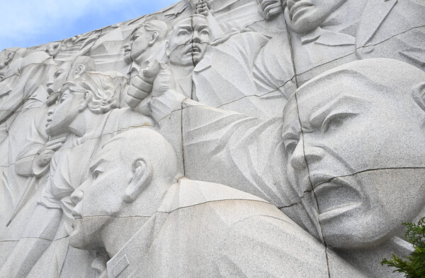 제64주년 3.15의거기념일을 하루 앞둔 지난 14일 창원시 마산회원구 구암동 국립3.15민주묘지 참배단벽 모습이다. 당시 시위에 참가한 시민들이 구호를 외치는 조각이 벽에 새겨져 있다./김구연 기자