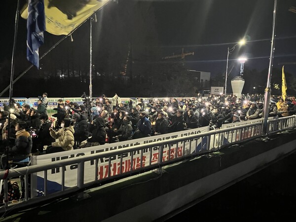 전국금속노동조합 거제통영고성 조선하청지회는 31일 오후 한화오션 거제사업장 서문다리 위에서 투쟁 문화제를 열었다. /김다솜 기자 