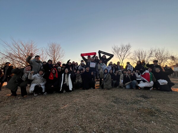 1일 거제 옥포조각공원에서 조선소 하청 노동자들과 시민들이 기념사진을 촬영하고 있다. /김다솜 기자 