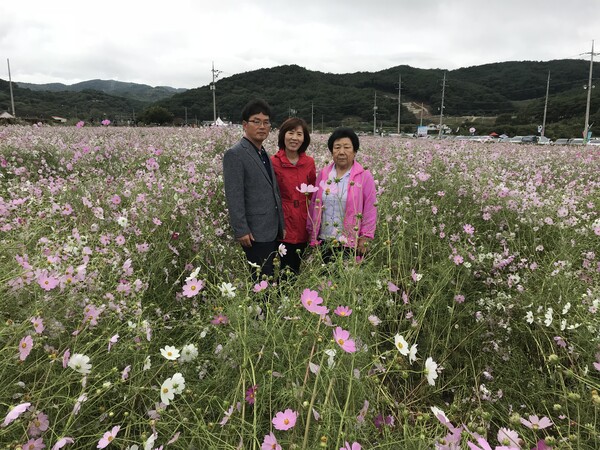 왼쪽부터 큰사위, 우리집 유일한 뱀띠 큰딸, 그리고 잔너리댁(할머니). /김윤지