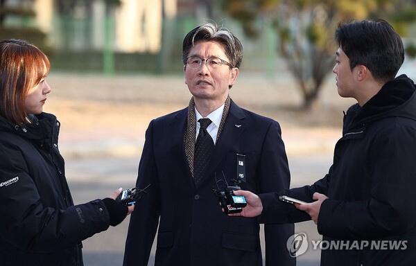 오동운 고위공직자범죄수사처장이 1일 오전 경기도 정부과천청사 공수처로 출근하며 취재진 질문에 답변하고 있다. /연합뉴스