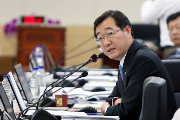 국회 내란 국정조사 특위 위원으로 합류한 민홍철 더불어민주당 김해 갑 국회의원. /연합뉴스