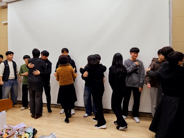 지난 31일 창녕 성산중학교 체육관에서 제60회 졸업식이 열리고 있다. 교직원과 학부모들이 졸업생들과 포옹하고 있다. /성산중