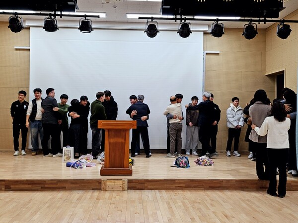 지난 31일 창녕 성산중학교 체육관에서 제60회 졸업식이 열리고 있다. 교직원과 학부모들이 졸업생들과 포옹하고 있다. /성산중