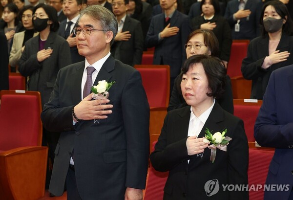 앞줄 오른족부터 정계선·조한창 신임 헌법재판관이 2일 오전 서울 종로구 헌법재판소에서 열린 취임식 및 시무식에서 국기에 경례하고 있다. /연합뉴스