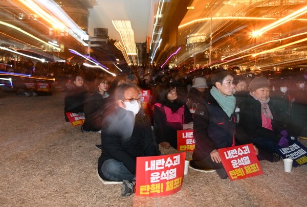 새해 첫 윤석열 퇴진 집회에 참가한 시민들이 윤석열 체포를 외치고 있다. /김구연 기자